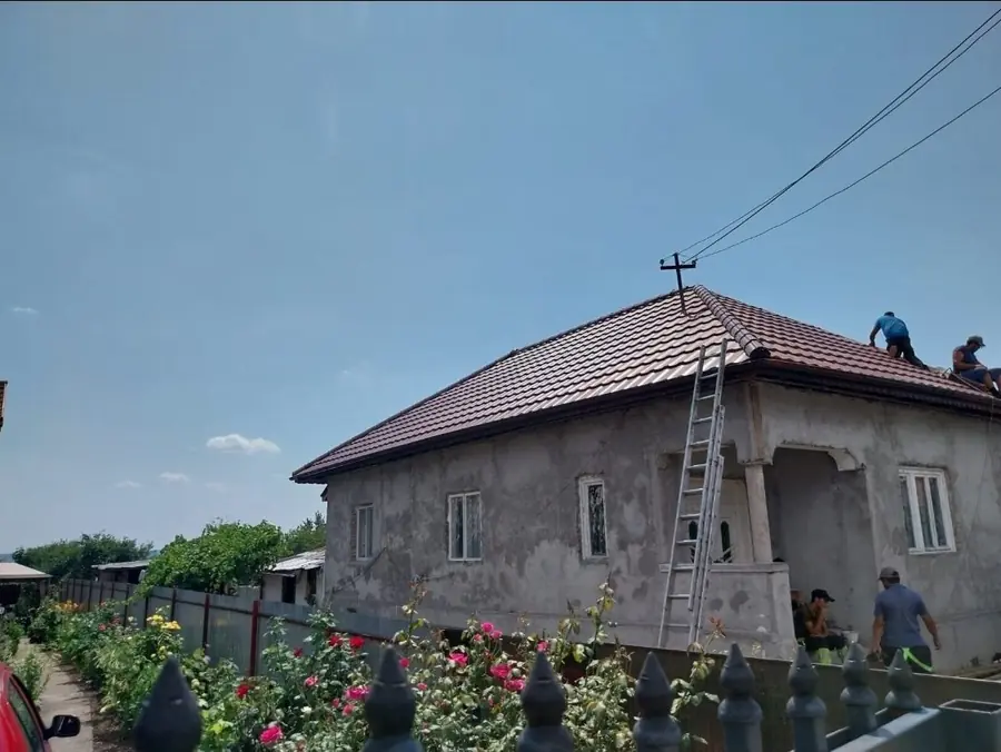 Acoperiș refăcut la casă bătrânească — lucrare executată de Acoperiș Servicii (Nicolae Construct)